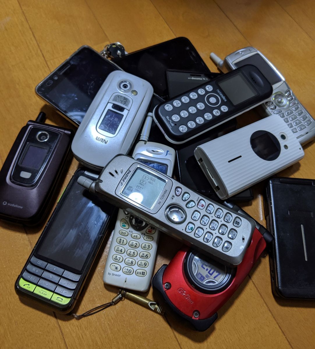 私的・ケータイ20年史【昔使っていた携帯をリメイクして貯金箱を作りました】 | ハイエナズクラブ